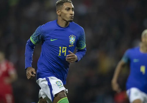 Raphinha e Vinicius Júnior são indicados ao prêmio Bola de Ouro; veja listas