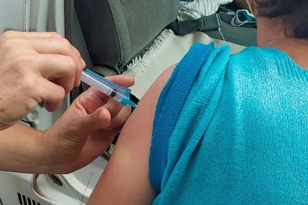 Vacinação contra a gripe é ampliada para toda a população acima de 6 meses em Patos de Minas