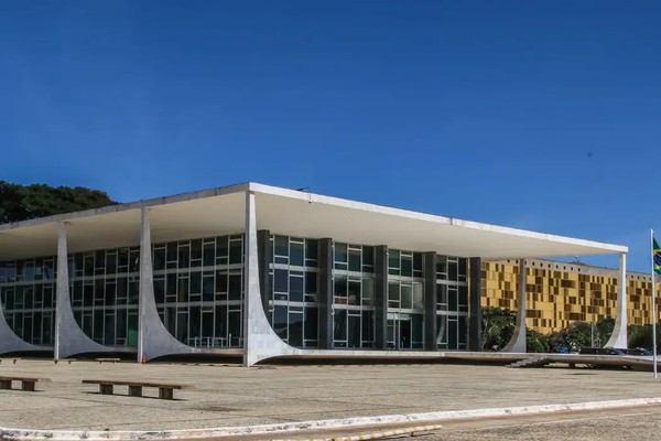 Mendonça vota para validar mínimo existencial em R$ 600