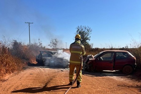 Batida frontal na zona rural de Campos Altos tira a vida de mulher e de bebê de oito meses