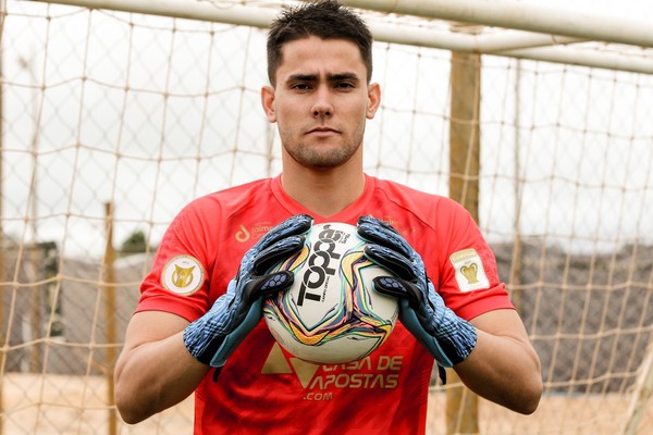 Goleiro Denis Júnior assina contrato definitivo com o Esporte Clube Bahia