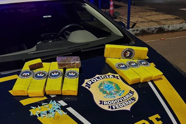 Passageiro de ônibus é preso com barras de maconha de marca comercial e pinos de cocaína na BR 365, em Patos de Minas