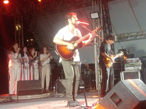 Gabriel Gonti também apresenta hits internacionais na Fenapraça 2025; veja ao vivo