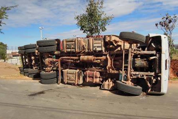 Carreta carregada com areia tomba no bairro Céu Azul e assusta moradores