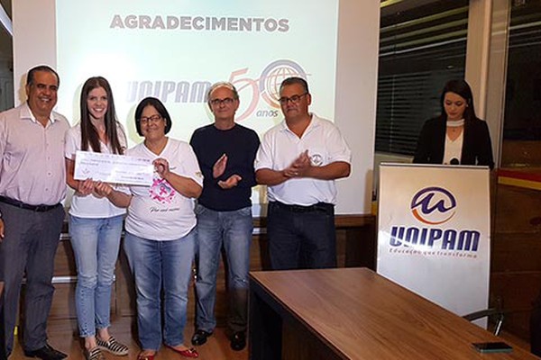 Entidades assistenciais  recebem cheques de quase R$ 170 mil arrecadados no Leilão do Bem
