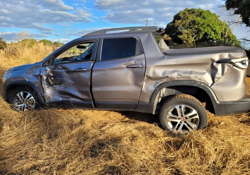 Condutora sofre corte profundo no pescoço ao tentar entrar em estrada e ser atingida por caminhão na BR 352