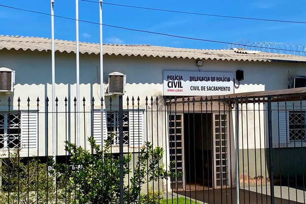 Suspeitos de furto de caminhão trocam tiros com policiais e um deles acaba morto na MGC 464, em Sacramento