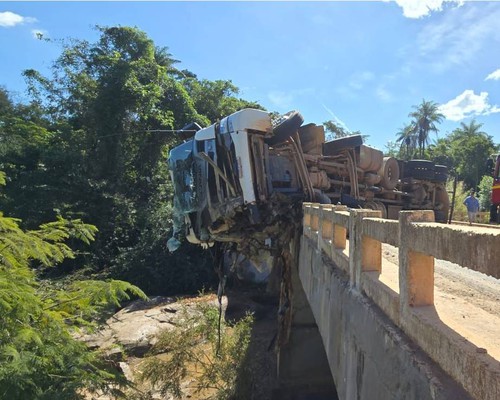 Carreta tomba sobre ponte na BR 146 e motorista sofre ferimentos graves ao ser projetado para fora