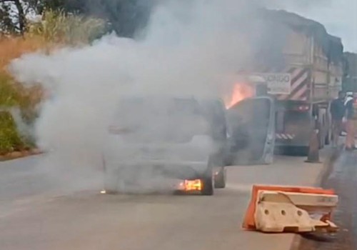 Veículo pega fogo e para o trânsito no trecho em obras da MGC 354