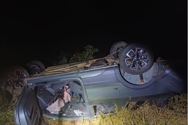 Pai e filho ficam feridos após picape sair da pista e capotar na BR352, em Carmo do Paranaíba