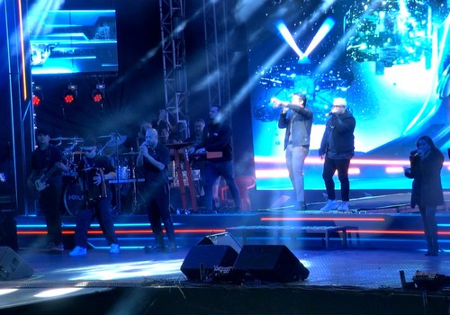 Matheus e Kauan levantam o público na Arena da Fenamilho com o sucesso "Triplex"; veja ao vivo
