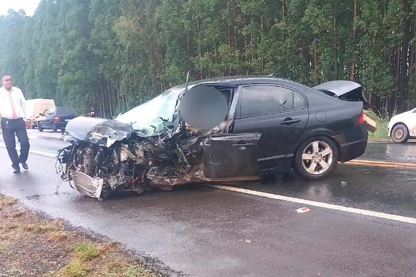 Três veículos batem na BR 365 fazendo duas vítimas em Patos de Minas
