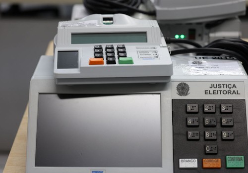 Pesquisa aponta que fake news sobre eleições miram urnas eletrônicas