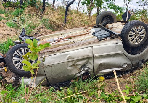 Motorista e passageiro morrem em trágico capotamento na MG 190