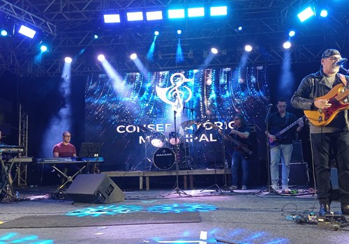 Com qualidade ímpar, professores do Conservatório cantam "Hotel California"; veja ao vivo