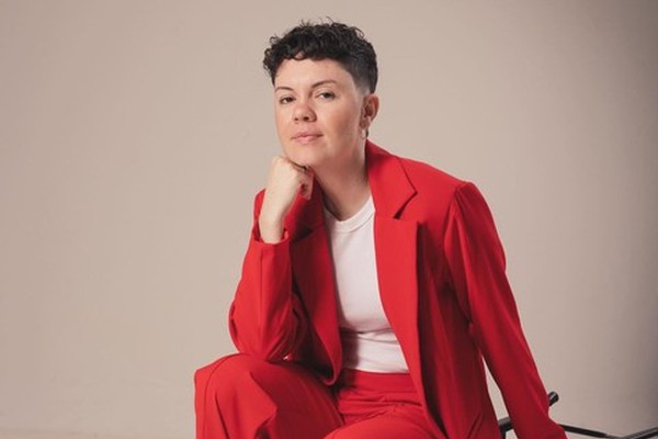 Lizandra fará show no teatro de Patos de Minas em comemoração ao dia dos namorados