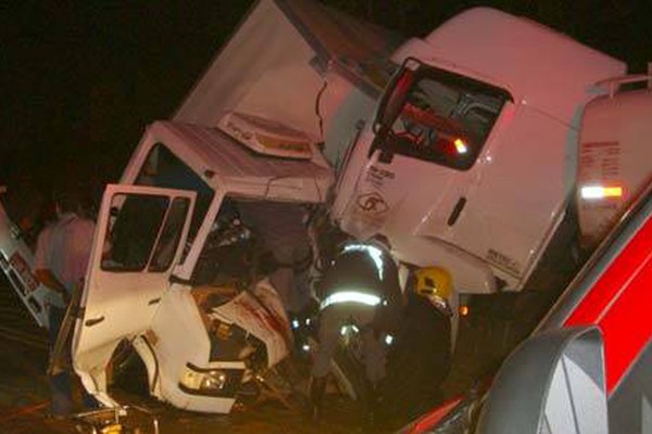 Motorista morre em acidente envolvendo duas carretas e um caminhão na MGC-410