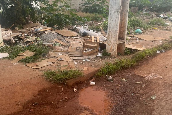 Moradores denunciam abandono de lote e sujeira em rua no bairro Antônio Caixeta
