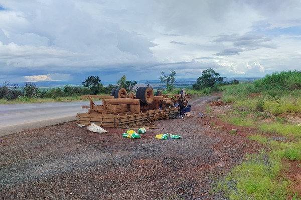 Caminhão carregado com sementes capota na BR-146 e três pessoas ficam gravemente feridas