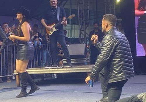 O amor está no ar na Fenapraça 2026: show do Trio Remelexo tem pedido de casamento; veja ao vivo