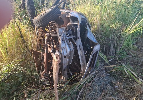 Jovem de 20 anos morre e dois adolescentes ficam feridos em capotamento de veículo na BR 352