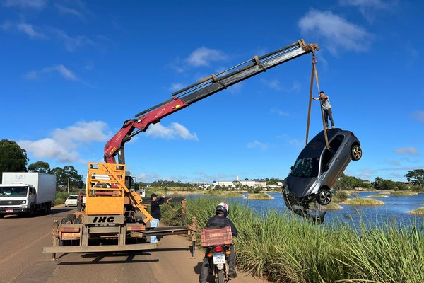 Motorista perde o controle da direção na MG 235 e carro vai parar dentro de represa em São Gotardo