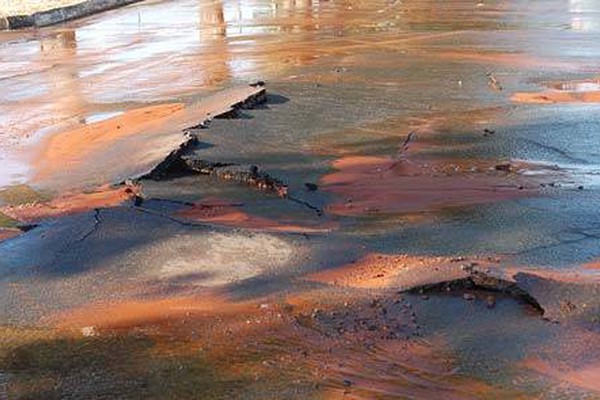 Adutora se rompe destruindo asfalto da av. Paranaíba e assusta moradores