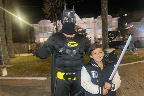 Homem com fantasia de super-herói diverte a criançada durante a Fenapraça 2024