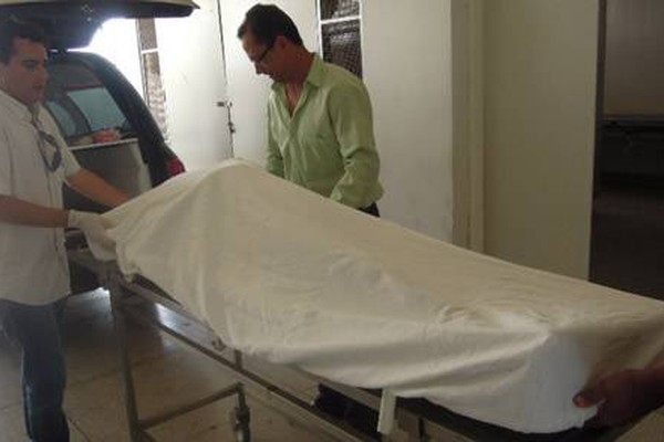 Homem que teve a carteira furtada mata um a golpes de faca e deixa outro ferido
