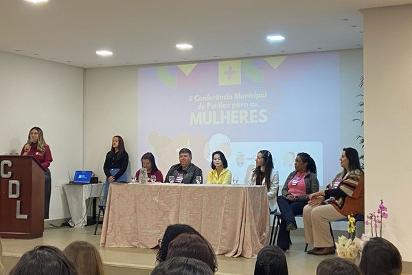 Conferência debate políticas públicas e desafios enfrentados pelas mulheres em Patos de Minas