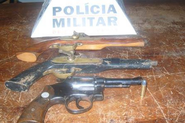 PM apreende 3 armas de fogo e um simulacro em Carmo do Paranaíba