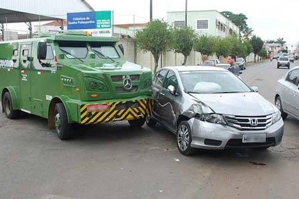 Condutora avança parada obrigatória e é atingida por carro forte