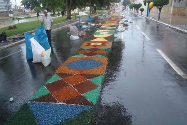 Chuva dificulta o trabalho dos fiéis e danifica decoração de Corpus Christi