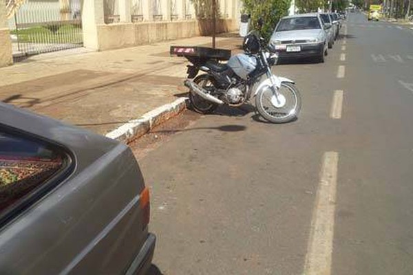 Motociclistas ignoram as leis de trânsito e invadem os estacionamentos de carros