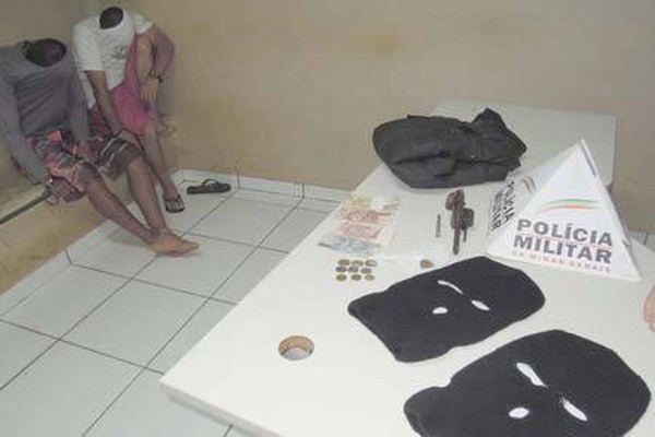 Dupla é presa ao comemorar resultado de assalto com arma, droga e dinheiro