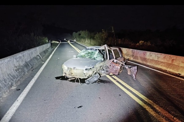 Condutor inabilitado fica gravemente ferido após bater carro em ponte, em Presidente Olegário