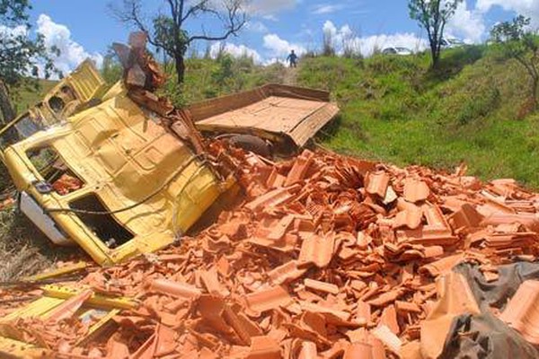 Caminhão com telhas sai da pista, cai em ribanceira e deixa três feridos na BR354