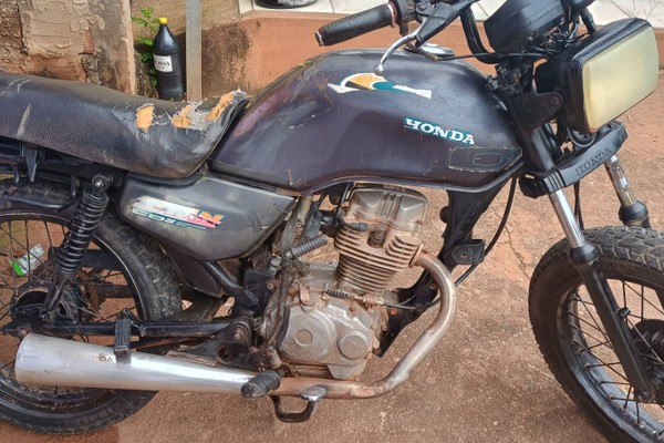Homem com tornozeleira eletrônica é preso por receptação de moto com chassi adulterado em Patos de Minas