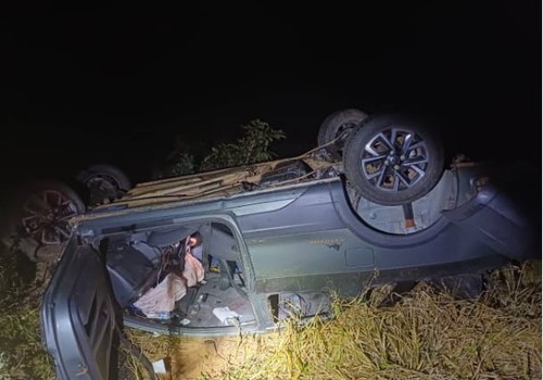 Pai e filho ficam feridos após picape sair da pista e capotar na BR352, em Carmo do Paranaíba