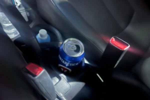 Policiais abordam carro com motorista buzinando de forma indiscriminada durante Corrida do Renascer Natalino e dois acabam presos