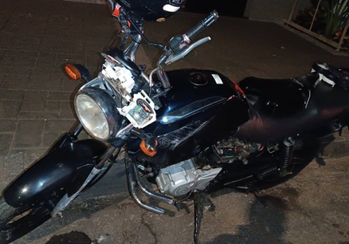 Motociclista embriagado e sem habilitação causa acidente e foge do local em Patos de Minas