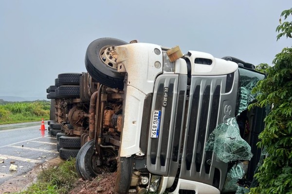 Carreta do Paraguai carregada com repolhos tomba na BR 146; o motorista ficou preso e precisou ser resgatado