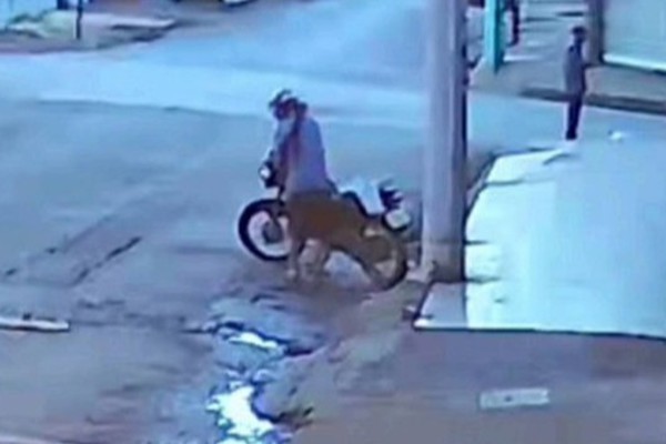 Homem é reconhecido em câmera de segurança e acaba preso com moto furtada em Patos de Minas; ele disse que pegou emprestada