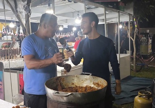 Vendedor de doce destaca a qualidade de seus produtos e o sucesso das vendas na Fenapraça 2025; veja  ao vivo