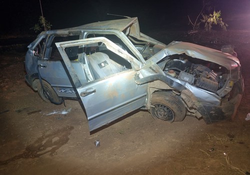 Motorista, esposa e cunhada ficam presos às ferragens após carro capotar na MGC 354