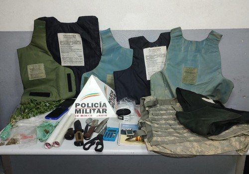 Casal preso por tráfico no Quebec tinha caderno de anotações e coletes balísticos em casa