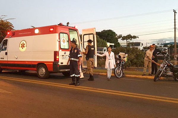 Motociclista é atingido por caminhonete ao tentar cruzar rotatória e acaba ferido na Avenida JK