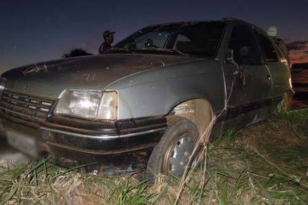 Carro com três amigos capota e para com as rodas para o alto perto do Trevão Leilões