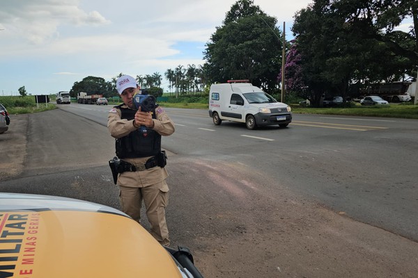 PM Rodoviária apreende drogas, prende foragidos e autua 14 motoristas por embriaguez durante operação
