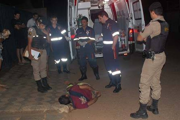 Perseguição imaginária faz homem pular em carro e invadir residência no Santa Terezinha